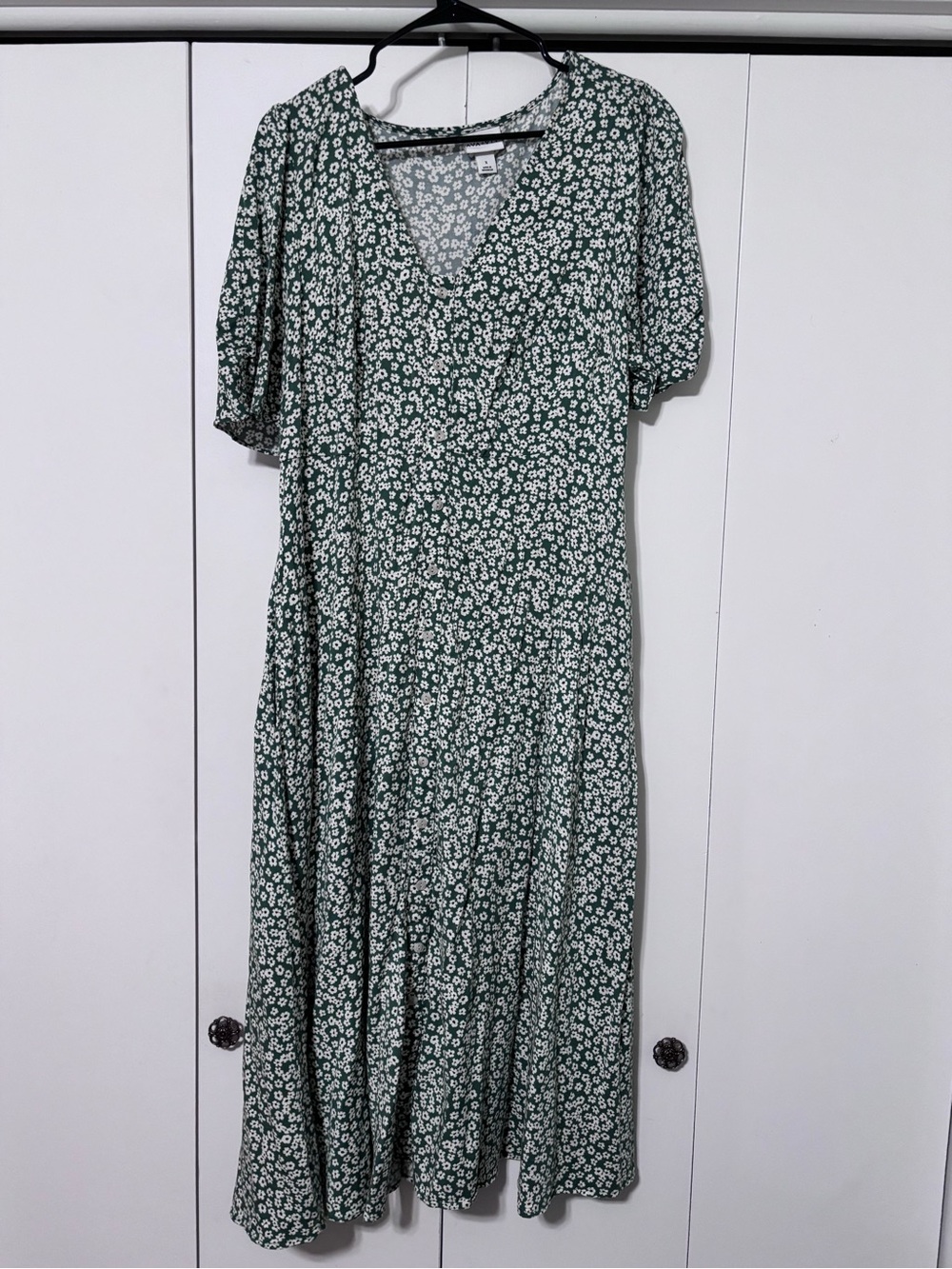 Ava & Viv Dark Green and White Floral V‑Neck Midi Dress